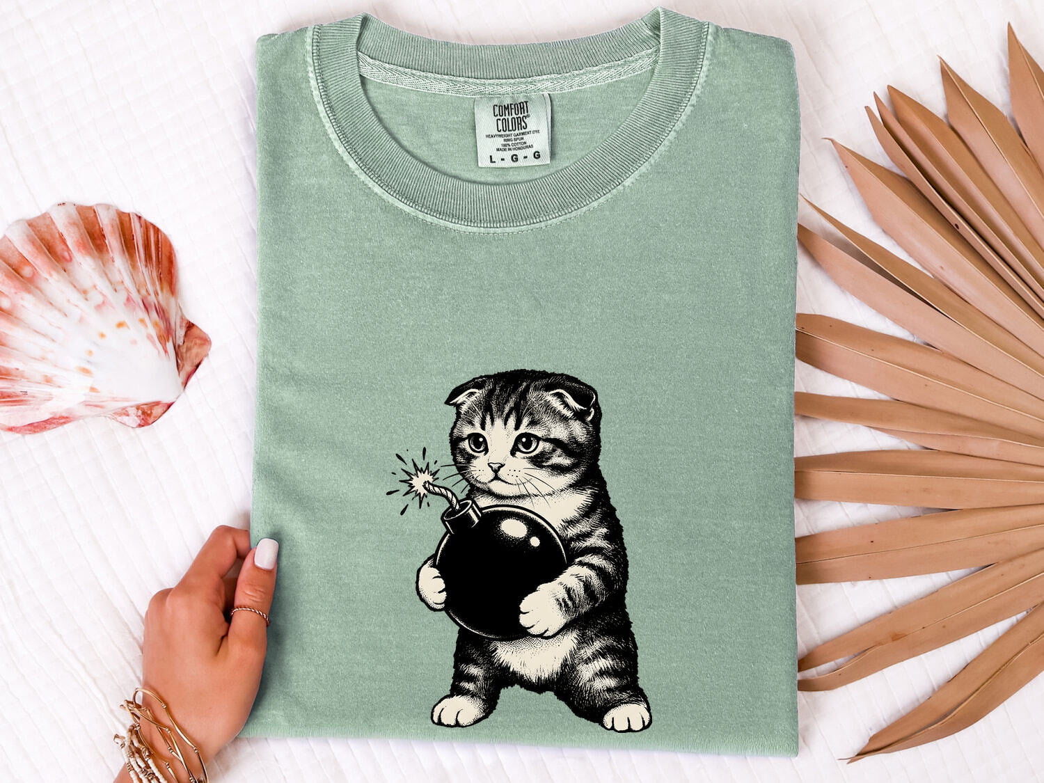 Cat Bomb Shirt Cat Joke Gift Women Retro Tee Feline T-Shirt Cat Fan Kitty Tshirt Humor Graphic Sketch Wick Tshirt