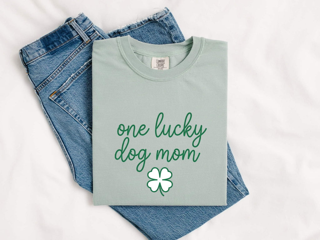 Canine Mom Text Shirt St Patrick's Day Companion Gift Women Fresh Tee Dog Mom T-Shirt Shamrock Fan Cute Tshirt Pet Graphic Neat Four Leaf